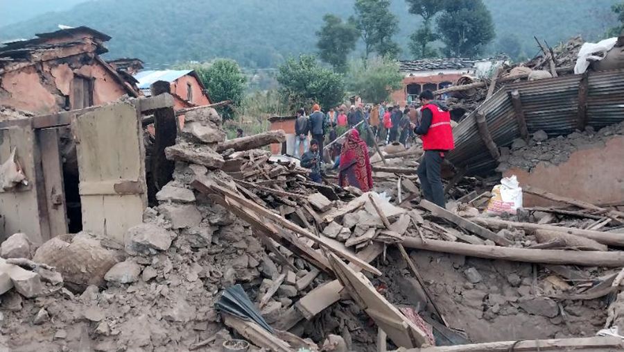 सुदूरपश्चिममा भूकम्पको डर, प्रहरीद्वारा  घर बाहिर बस्न ‘माइकिङ’