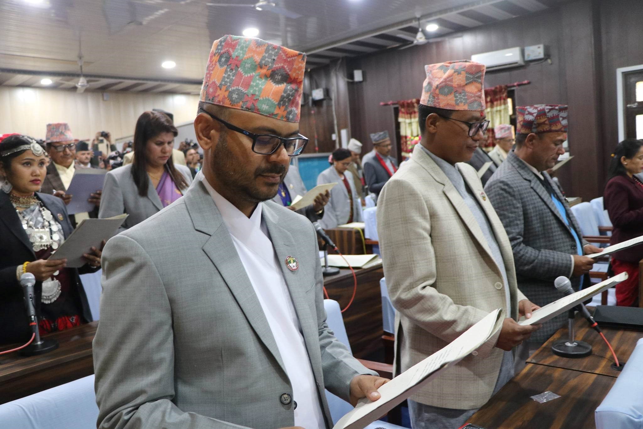 ज्येष्ठ सदस्य रावलले गराए शपथ ग्रहण, ६ जना को–को लिए आफ्नै मातृभाषामा शपथ ?