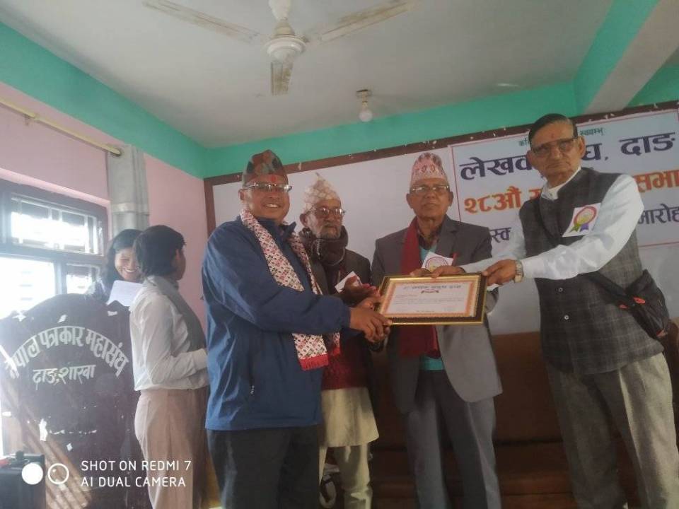 शेरबहादुर चौधरीलाई  निबुलाल डोङ्ली थारू साहित्य पुरस्कार