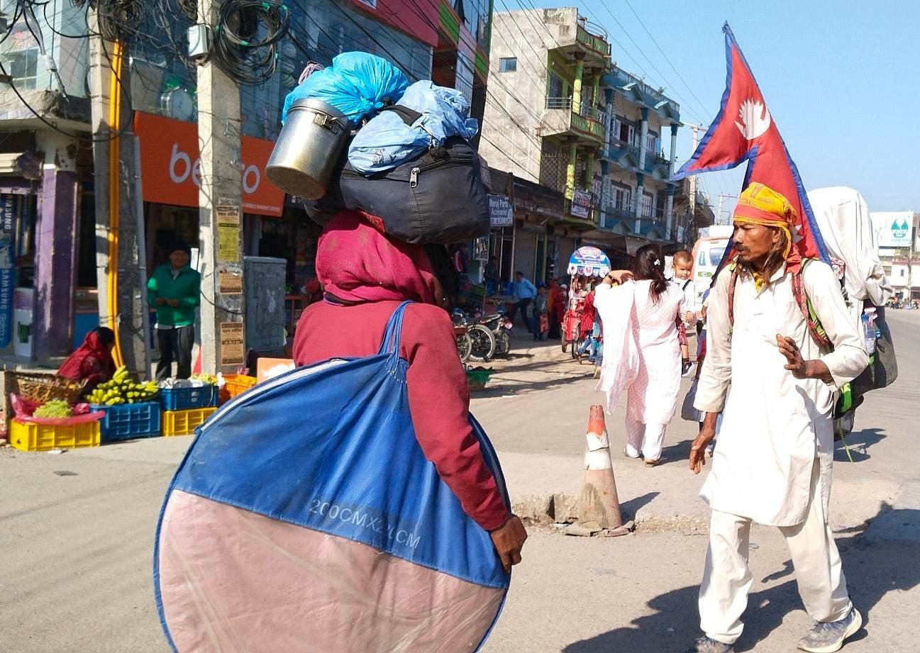 चौधरी दम्पती उल्टो पैदलयात्रा गर्दै