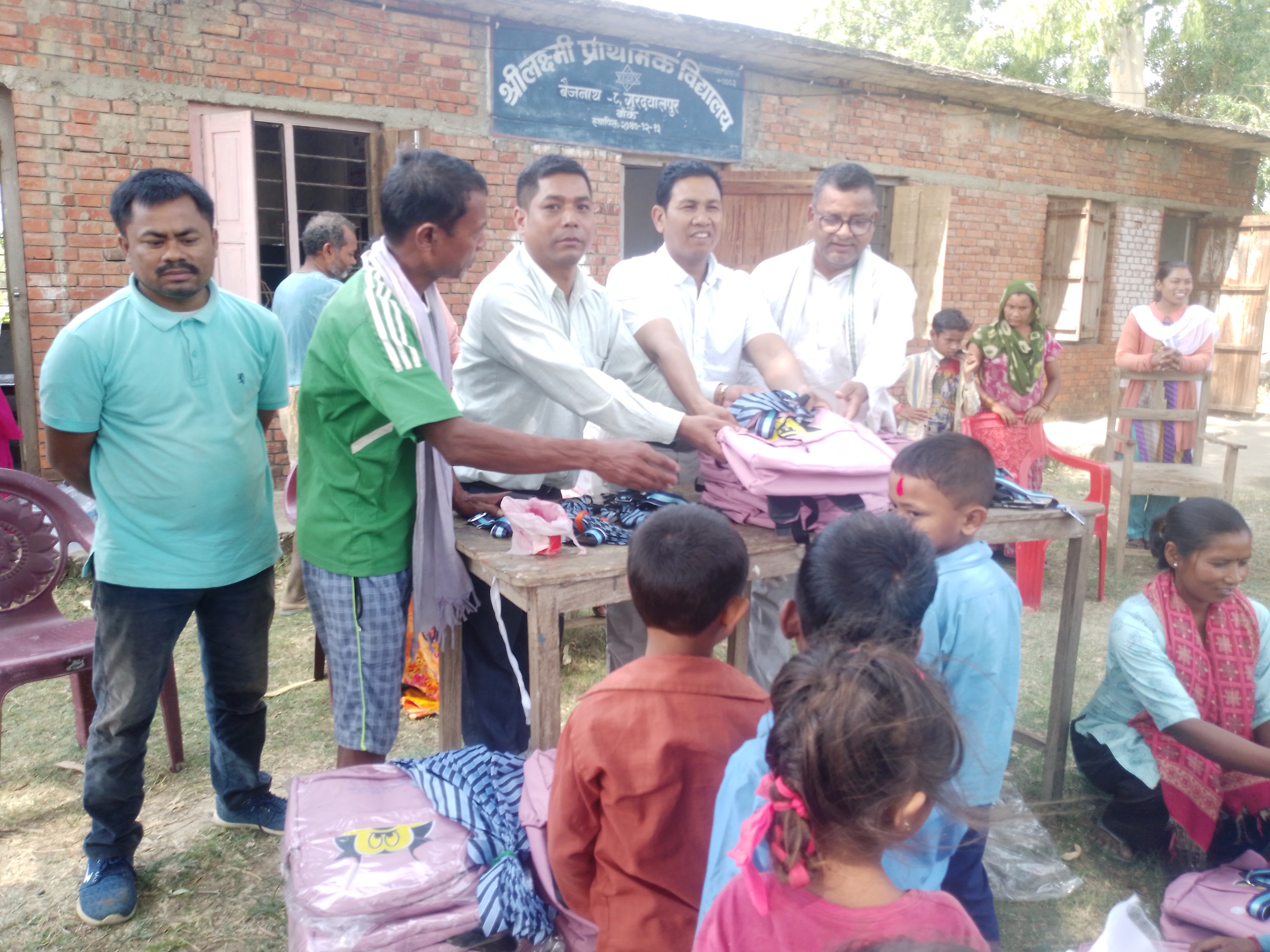 थारू युवा सभाबाट विद्यार्थीलाई झोला वितरण