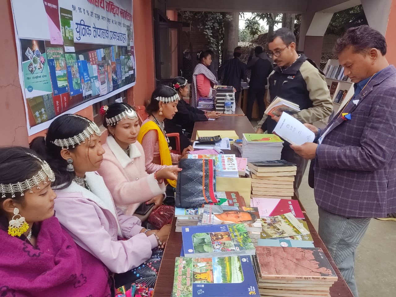भाषा, साहित्यम दख्खल नि हुइल मनै चामचिम रना ट ? 