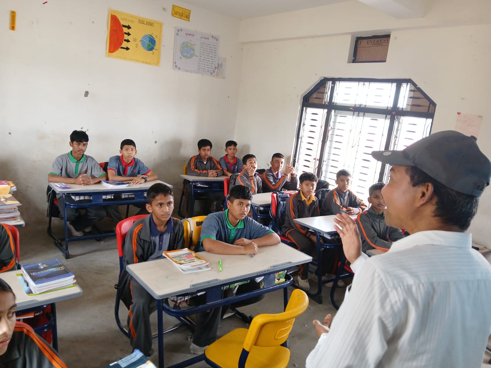 दाङका विद्यालयमा प्राज्ञ डा सर्वहारी