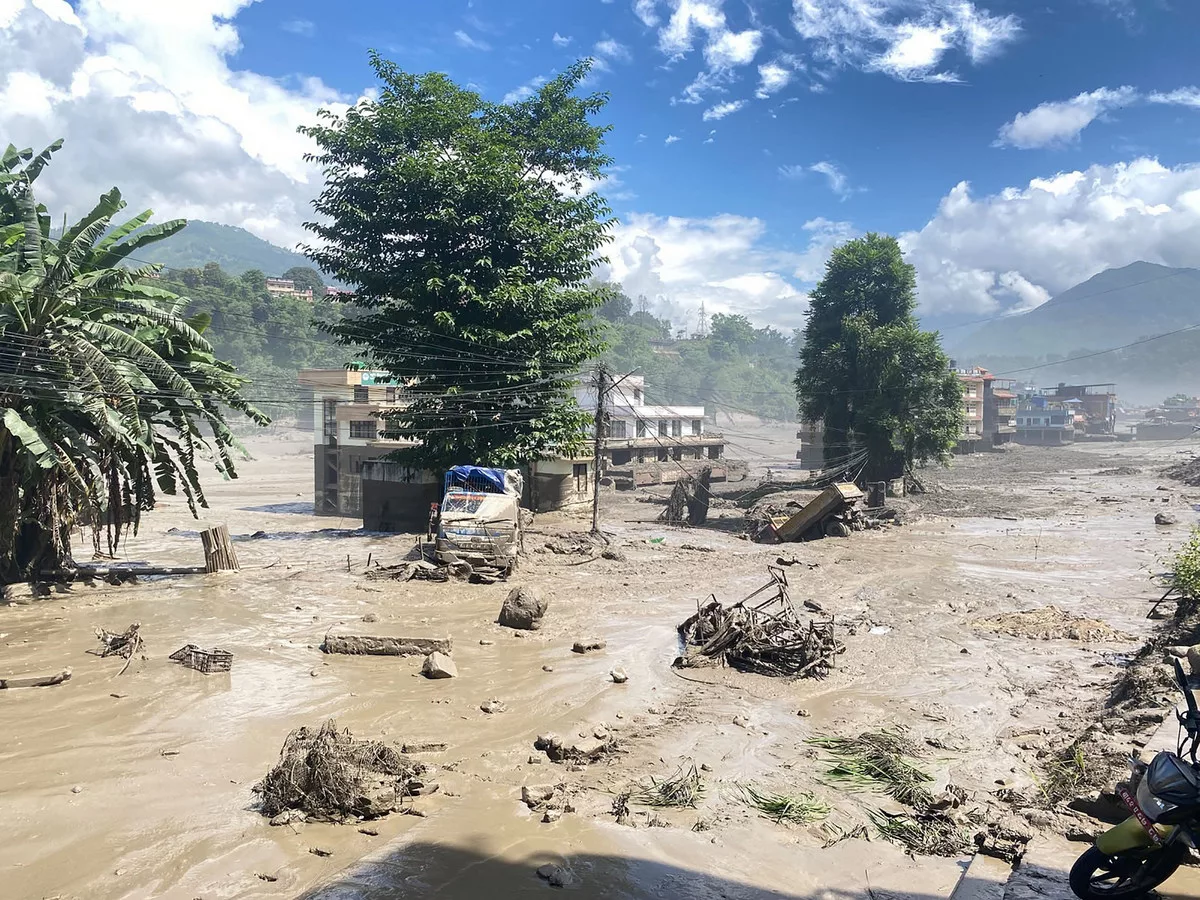 आमा  बचाउ  भन्दै  जान्छन्  मरेर  कोही 